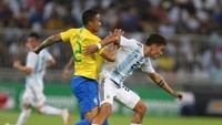Argentina yang bermain lebih defensif berharap pada kreasi Paulo Dybala saat menguasai bola. Dybala sempat menebar ancaman melalui tendangan bebas, tapi masih berakhir di atas gawang. (Foto: AFP)