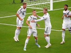 Toni Kroos dan para pemain Jerman turut merayakan gol tersebut. Gol yang diharapkan bisa menghidupkan asa Jerman untuk menang. (Charles Platiau/Reuters)