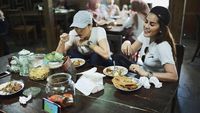 Cantiknya Olla Ramlan Saat Makan Bakmi Bareng Suami