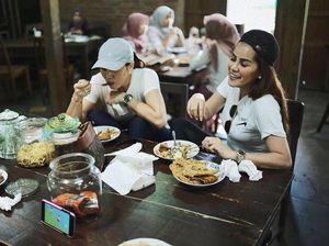 Cantiknya Olla Ramlan Saat Makan Bakmi Bareng Suami