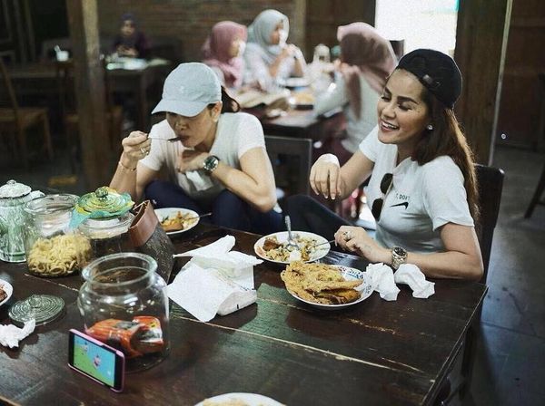 Cantiknya Olla Ramlan Saat Makan Bakmi Bareng Suami