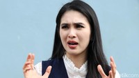 5 Artis Ini Pernah Cicipi Makanan Aneh, Ular hingga Sperma Ikan