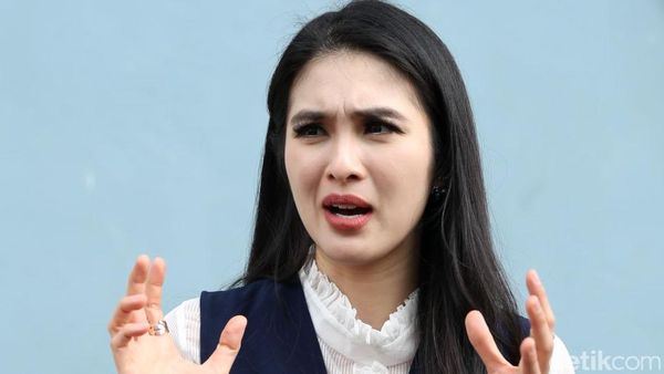 5 Artis Ini Pernah Cicipi Makanan Aneh, Ular hingga Sperma Ikan