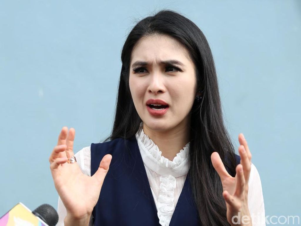 5 Artis Ini Pernah Cicipi Makanan Aneh, Ular hingga Sperma Ikan 5 Artis Ini Pernah Cicipi Makanan Aneh, Ular hingga Sperma Ikan