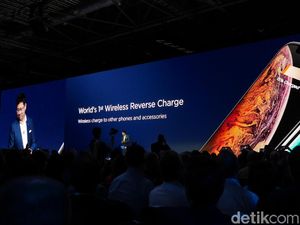 Huawei Mate 20 Pro Bisa Isi Baterai iPhone XS secara Wireless