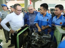 Menaker Bagikan 1.000 Sertifikat Kompetensi ke Siswa BLK Makassar