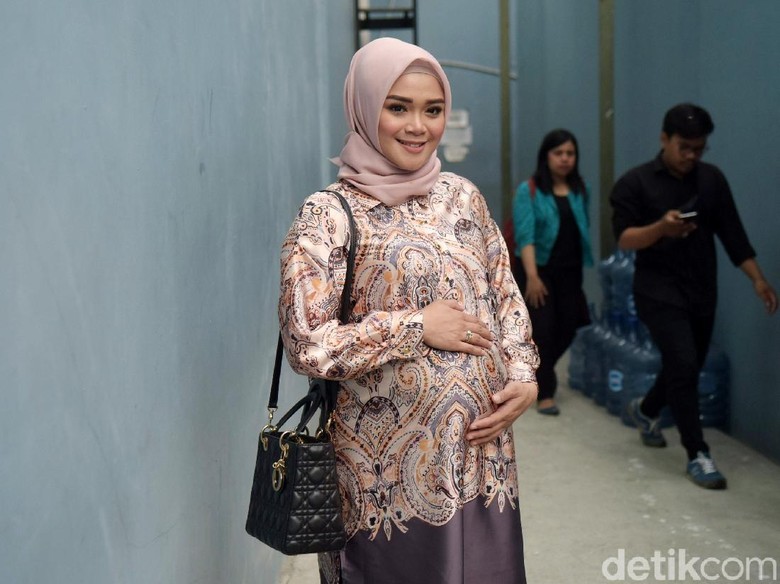 Selamat! Sheza Idris Melahirkan Anak Pertama di Penghujung 2018