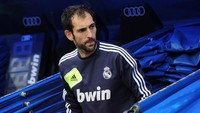 Diego Lopez didatangkan Madrid dari Sevilla pada Januari 2013 menyusul cederanya Iker Casillas. Di musim berikutnya, Diego Lopez mampu menggusur Casillas dari posisi kiper utama Madrid. Foto: Denis Doyle/Getty Images