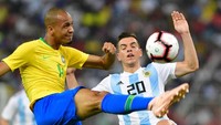 Brasil mendapatkan peluang bagus di menit ke-28 ketika Joao Miranda menyambar umpan silang Casemiro. Tapi tembakan kerasnya dihalau Nicolas Otamendi di garis gawang. (Foto: Waleed Ali/REUTERS)