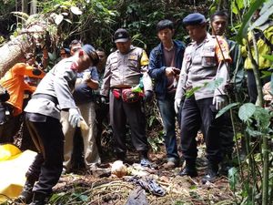 Keluarga Menolak Autopsi, Nenek Titing Dimakamkan Kemarin