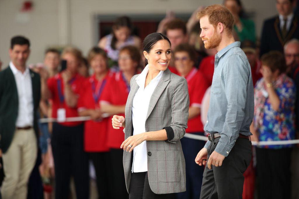 DUBBO, AUSTRALIA - OCTOBER 17:  Prince Harry, Duke of Sussex and Meghan, Duchess of Sussex arrive at Dubbo Airport on October 17, 2018 in Dubbo, Australia. The Duke and Duchess of Sussex are on their official 16-day Autumn tour visiting cities in Australia, Fiji, Tonga and New Zealand.  (Photo by Phil Noble - Pool/Getty Images)