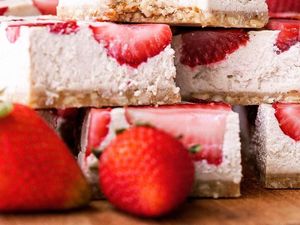 Nyam! Cantiknya Strawberry Cheesecake yang Manis Lembut