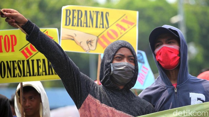 Massa tergabung dalam Gerakan Muda Anti Hoax (GEMA HOAX) mendesak polisi semoga tindak tegas penyebar hoax. (Foto: Lamhot Aritonang)