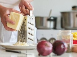 Ternyata Selama Ini Cara Kita Memarut Keju Salah