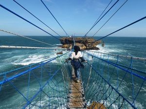 Yuk, Pacu Adrenalinmu di Pantai Timang!