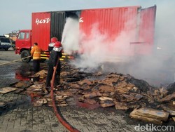 Diduga Korsleting, Truk Sarat Muatan Kardus Terbakar di Probolinggo