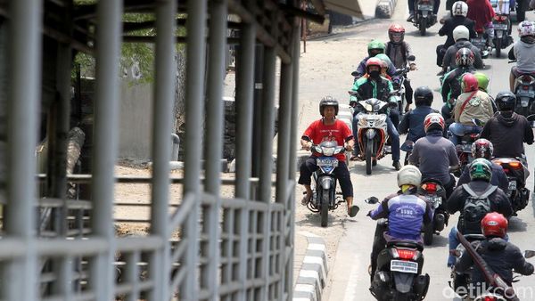 Aksi Pemotor Nakal Hindari Macet di Daan Mogot