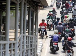 Aksi Pemotor Nakal Hindari Macet di Daan Mogot