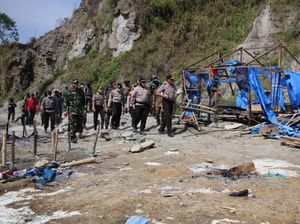 Kapolda Maluku Cek Lokasi Tambang Emas Ilegal Pulau Buru Kapolda Maluku Cek Lokasi Tambang Emas Ilegal Pulau Buru