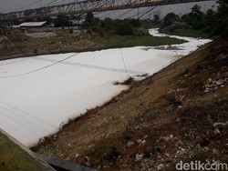Lautan Busa Kembali Penuhi Kali Bekasi Pagi Ini