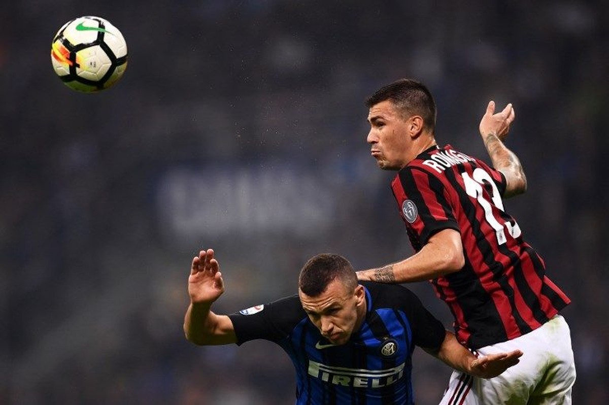 Milan mesti main lepas sekaligus disiplin bertahan melawan Inter. (Foto: Marco Bertorello/AFP Photo)
