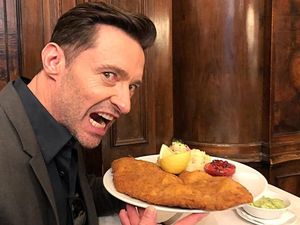 Makin Tampan, Ini Gaya Hugh Jackman Saat Makan Pizza dan Buat Pancake