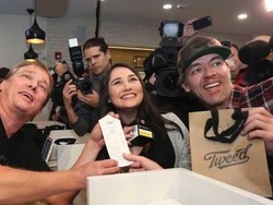 Legalisasi Mulai Berlaku, Ratusan Warga Kanada Antre Beli Ganja