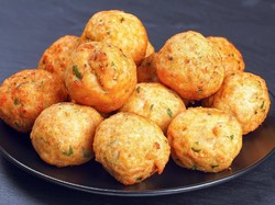 Krenyes Gurih Bakso Goreng dengan Saus Sambal Untuk Ngemil Sore