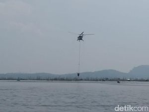 Helikopter Pemadam Kebakaran Korsel Jatuh ke Sungai, 1 Orang Tewas