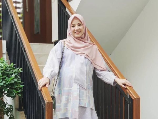 Gaya Hijab untuk Bumil Agar Tetap Kece ala Natasha Rizky