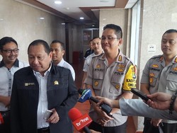 Polisi Cek Ruang Kerja Anggota DPR yang Mengarah Lapangan Tembak