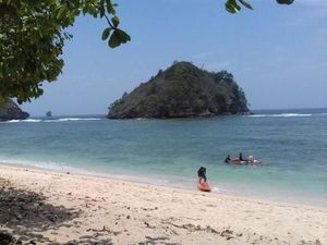 Harga Tiket Pantai Gatra, Raja Ampatnya Jawa Timur