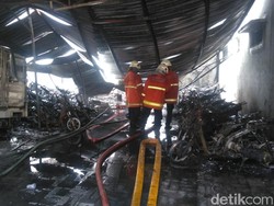 Puluhan Motor Pelajar SMKN 1 Surabaya dan 1 Unit Mobil Ludes Terbakar