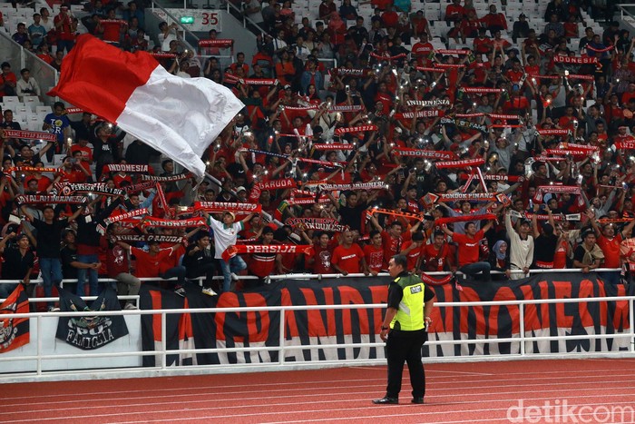 Suporter Indonesia menyaksikan langsung pertandingan Garuda Muda melawan Taiwan di Grup A Piala Asia U-19 2018 yang berlangsung di Stadion Utama Gelora Bung Karno, Kamis (18/10/2018).