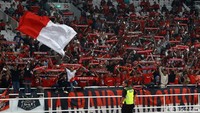 Sebagian dari mereka juga mengibarkan bendera merah putih.