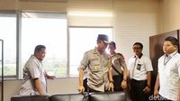 Foto: Ruangan Fraksi PDIP Disisir Polisi Terkait Peluru Nyasar