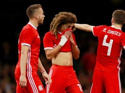 Pemain muda Chelsea Ethan Ampadu (tengah) menjadi bagian dari skuat Wales saat ditekuk Spanyol 1-4. Laga semakin pahit bagi bek berusia 18 tahun itu karena mesti meninggalkan lapangan dengan cedera lutut. (Foto: Andrew Couldridge/Action Images via Reuters)