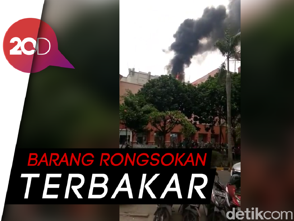 Video: Balkon Mal BSD Ciledug Diamuk Api, Asap Hitam Mengepul Video: Balkon Mal BSD Ciledug Diamuk Api, Asap Hitam Mengepul