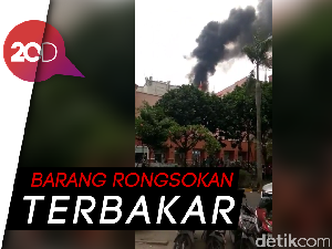 Video: Balkon Mal BSD Ciledug Diamuk Api, Asap Hitam Mengepul Video: Balkon Mal BSD Ciledug Diamuk Api, Asap Hitam Mengepul