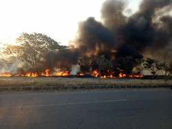 Puluhan Meter Pipa Pembuang Lumpur Sidoarjo Terbakar