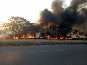 Puluhan Meter Pipa Pembuang Lumpur Sidoarjo Terbakar Puluhan Meter Pipa Pembuang Lumpur Sidoarjo Terbakar