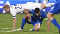 Sokratis Papastathoupoulos (tengah) kemungkinan akan absen saat Arsenal menghadapi Leicester City pada akhir pekan ini. Sokratis ditarik keluar saat half-time ketika Yunani dikalahkan Finlandia, karena masalah pergelangan kaki. Foto: Heikki Saukkomaa/Lehtikuva/via REUTER