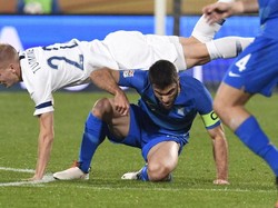 Sokratis Papastathoupoulos (tengah) kemungkinan akan absen saat Arsenal menghadapi Leicester City pada akhir pekan ini. Sokratis ditarik keluar saat half-time ketika Yunani dikalahkan Finlandia, karena masalah pergelangan kaki. Foto: Heikki Saukkomaa/Lehtikuva/via REUTER