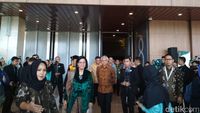 Anggunnya Sri Mulyani Berkebaya Hijau di Wisuda STAN