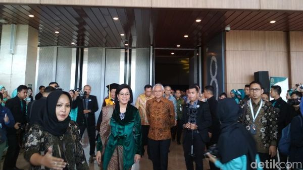 Anggunnya Sri Mulyani Berkebaya Hijau di Wisuda STAN
