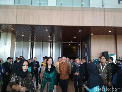 Anggunnya Sri Mulyani Berkebaya Hijau di Wisuda STAN