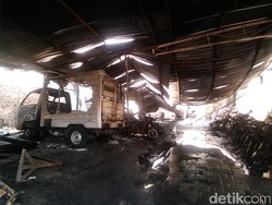 Kebakaran Puluhan Motor Pelajar SMKN 1 Berhasil Dipadamkan