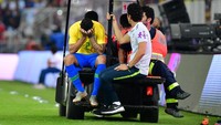 Bek Manchester City Danilo meringis saat mengalami cedera pergelangan kaki ketika membela Brasil melawan Argentina di Jeddah, awal pekan ini. Sial betul bagi Danilo, yang sebelumnya mesti melewatkan Piala Dunia 2018 dan pramusim City karena cedera serupa. (Foto: Waleed Ali/Reuters)