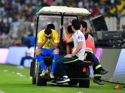 Bek Manchester City Danilo meringis saat mengalami cedera pergelangan kaki ketika membela Brasil melawan Argentina di Jeddah, awal pekan ini. Sial betul bagi Danilo, yang sebelumnya mesti melewatkan Piala Dunia 2018 dan pramusim City karena cedera serupa. (Foto: Waleed Ali/Reuters)