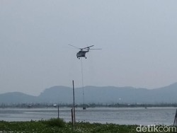 Saat Helikopter Ambil Air Rawa Pening untuk Padamkan Api di Merbabu